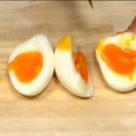 Retirez les coquilles et coupez les œufs en deux dans la longueur. 