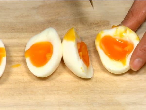 Loại bỏ vỏ và cắt trứng làm đôi theo chiều dài.