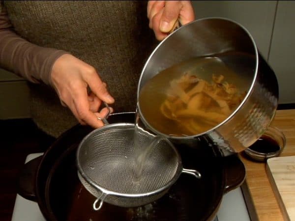 こちらはだし汁です。土鍋をコンロにかけ出し汁の昆布は鍋に入れますが鰹節はざるでこします。