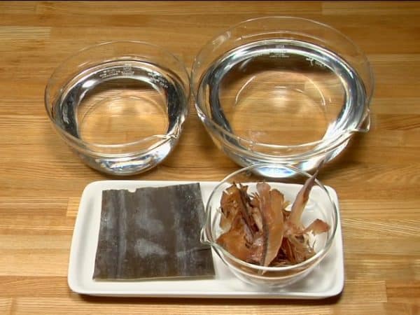 Le bouillon a été fait en faisant tremper l'algue kombu et des copeaux de bonite épais dans l'eau toute une nuit. Vous pouvez aussi le remplacer par du bouillon dashi en poudre si vous ne trouvez pas les ingrédients.