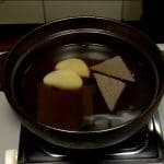 Ajoutez le mirin, la sauce soja usukuchi, le konjac, et le radis daikon dans le bouillon.