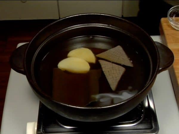 Thêm rượu nấu ăn (mirin), xì dầu usukuchi, khoai nưa và của cải daikon vào nước dùng.