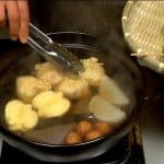 Ensuite, ajoutez les takarabukuro, les pommes de terre et les petits nerimono, couvrez et faites mijoter 15 minutes de plus.