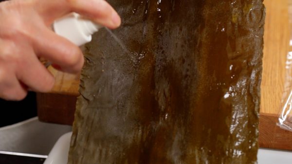 Nếu bạn không thể dùng rượu sake, giấm pha loãng với lượng nước tương đương và dùng nó để thay thế. Bây giờ, bạn có 2 tấm tảo biển kombu để kẹp các nguyên liệu lại.