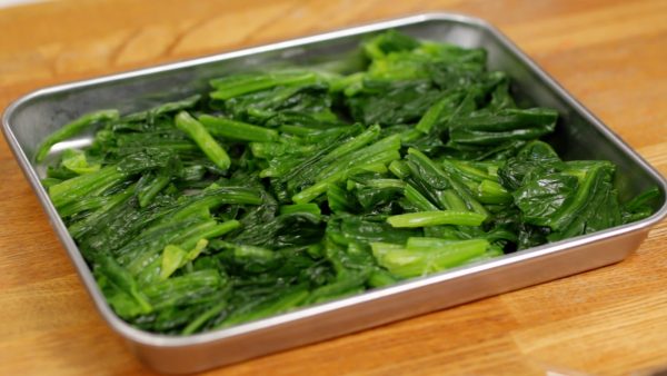Today, we are also using spinach so boil it and cut into 2~3 cm (0.8"~1.2") pieces beforehand.