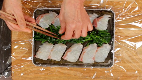 Make a narrow space in the middle of the kombu and place the boiled spinach onto it. You can also use komatsuna spinach, broccoli or asparagus spears instead.