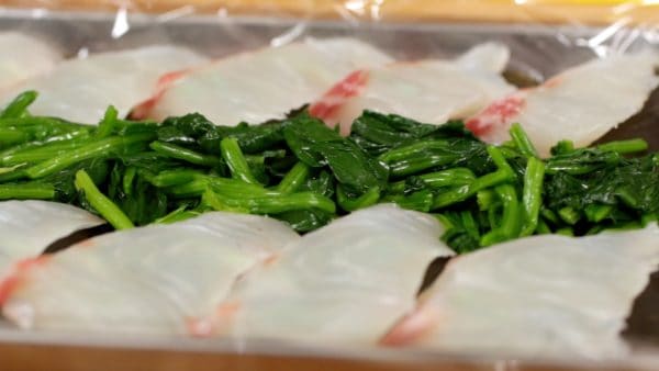 When you sandwich vegetables, be sure to make the height level with the sashimi. If uneven, the kombu and ingredients are not firmly attached together so the kombu's flavor doesn't transfer to them and sashimi may spoil quickly.