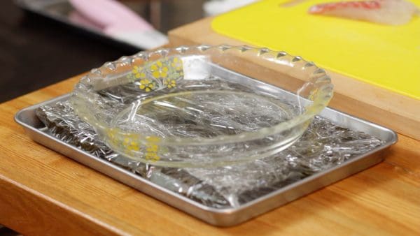 Enveloppez-le hermétiquement avec un film plastique. Placez un poids léger comme une assiette plate dessus et mettez-le au frigo environ 3 à 4 heures.
