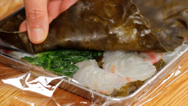 Let's check the inside. The sea bream has firmly stuck to the kombu so carefully peel the sheet off. The color has become slightly translucent, and the texture is firmer and chewier than before!