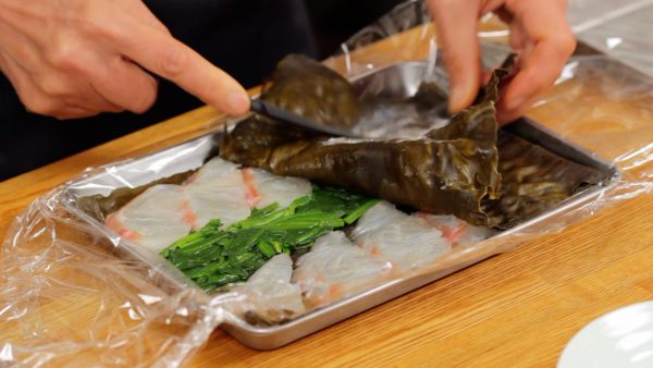 Nous avons essayé plusieurs versions de cette recette en modifiant l'épaisseur du sashimi et le temps de réfrigération. Notre recette préférée consiste utiliser du sashimi épais de 1 cm (0,4 inch) et à la laisser au frigo pendant 6 à 8 heures. Le tai a entièrement absorbé la riche saveur umami, et la texture est moelleuse mais pas trop ferme.