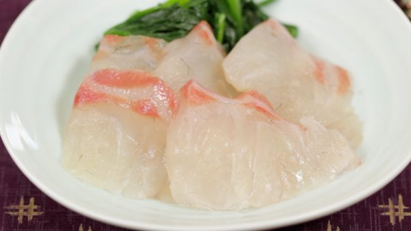 Savourez le kobujime avec de la sauce de soja au wasabi selon votre goût. La texture devient beaucoup plus moelleuse et l'umami d'algue kombu fait délicieusement ressortir la saveur.