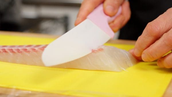 Coupez le tai (dorade rouge) en tranches relativement épaisses de 8 mm (0,3 inch) en utilisant des découpes diagonales.
