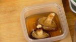 Ensuite, réhydratez les champignons shiitake secs et essorez l'excès de liquide.