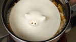 Placez un petit couvercle, aussi appelé otoshi buta dans la casserole. Cela va aider à faire cuire les ingrédients uniformément tout en réduisant le bouillon. 