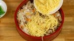 Couvrez le riz avec l'omelette en lamelles (appelée kinshi tamago).