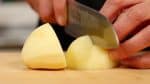 D'abord, préparons les ingrédients. Découper la pomme de terre en morceaux de la taille d'une grosse bouchée. Rincer légèement les morceaux de pommes de terre et essuyer l'excédent d'eau.