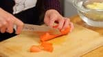 把胡萝卜切成一口大小的小块，每次切一块的时候稍微旋转萝卜一下。