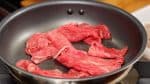 Laten we Nikujaga maken. Verhit ongeveer een eetlepel zonnebloemolie in een pan. Leg de rundvlees plakjes in de pan zodat ze elkaar niet overlappen.