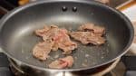 O resto da carne ajudará a batata e cenoura a absorverem o sabor da carne.