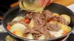 Verteilt das aufgehobene Rindfleisch auf den Kartoffeln und gebt die Dashi Brühe hinzu. 