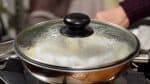 用适合的盖子盖上锅，炖10分钟。 检查锅温时，请近距离聆听声音。 在对的温度下，您会听到微微的沸腾声。 如果火候太大，土豆会随着肉汤沸腾时裂开。