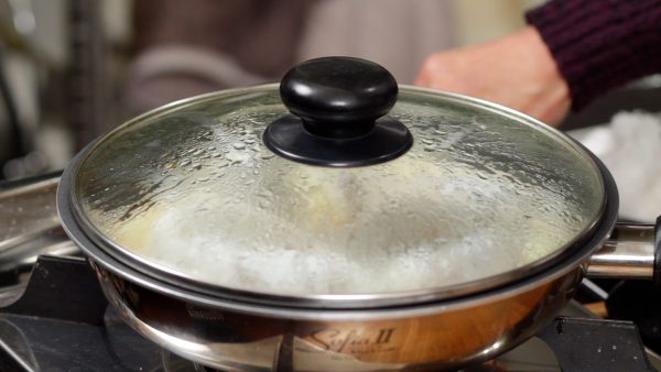 Cover with a lid that fits the pan well and simmer for 10 minutes. When you check the heat, listen to the sound at a close distance. You will hear the pleasant simmering sound at the desired heat level. If the heat is too strong, the potato will break apart as the broth boils.