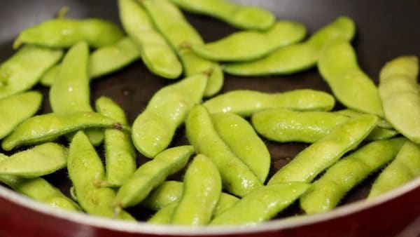 Then, place the edamame into a pan. Distribute and avoid overlapping.
