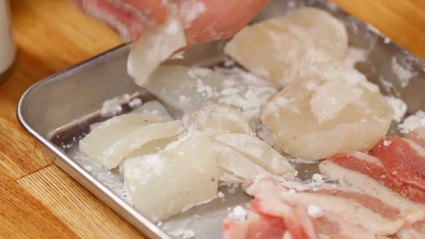 Ensuite, ajoutez la fécule de pomme de terre et mélangez pour bien la répartir. Cela va donner au calamar et à la saint jacques une texture agréable et leur éviter de rétrécir.