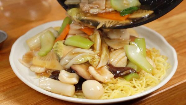 お皿からアルミホイルをはずし、餡と具材を中華麺に盛りつけます。
