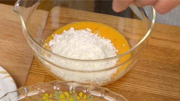 Ensuite, mélangez l’œuf battu et la farine dans un bol et mélangez jusqu'à ce que ça soit homogène. 