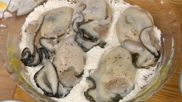 Then, place the oysters onto a plate covered with flour and coat them thoroughly.