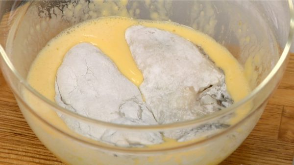 余分な粉は落とし卵液に浸けます。