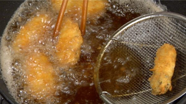 Il doit y avoir au moins 2cm (0.8 inch) d'huile pour aider à maintenir la température. Évitez de faire cuire une grande quantité d'huîtres en une fois ou la température de l'huile va chuter. 