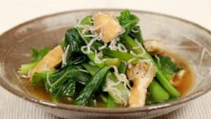 Lire la suite à propos de l’article Recette de Komatsuna Nibitashi (légumes verts blanchis légèrement assaisonnés)