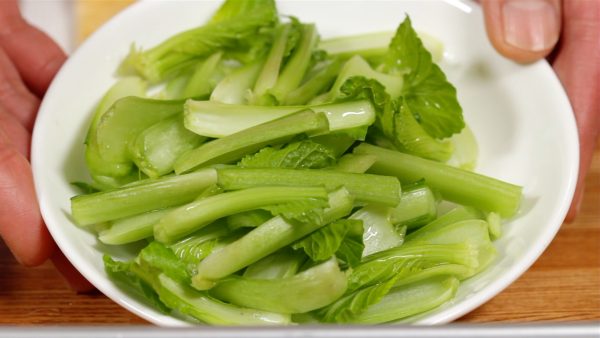 Separate the stems of komatsuna and thoroughly rinse them beforehand.