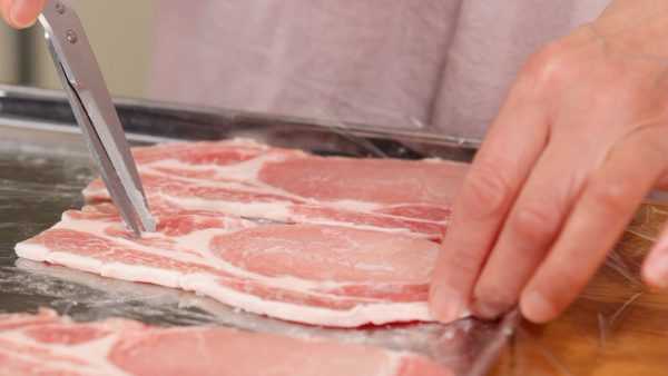 Faites des entailles dans les parties dures ou nerveuses entre le gras et la viande. 