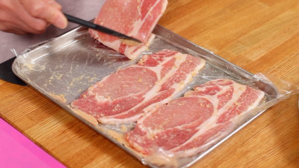 Machen wir das Schweinefleisch-Misozuke-yaki. Als erstes den Großteil der Miso-Marinade vom Fleisch entfernen, weil sie leicht anbrennt.