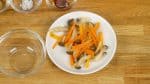 Ensuite, placez les carottes et les champignons sur une assiette. 