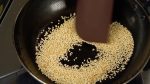 Et maintenant, mélangez le shiraae. Versez les graines de sésame blanches grillées dans une poêle et allumez le feu. Les faire légèrement griller à nouveau avant de les utiliser va augmenter significativement l'arôme et le goût. 