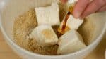 Maintenant, ajoutez le tofu égoutté, le sucre, le sel et la sauce soja au dashi. 
