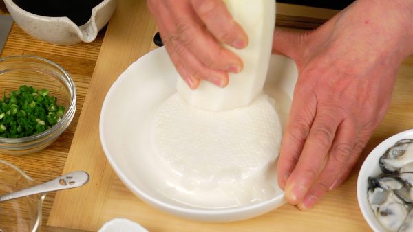 First, grate the daikon radish with a grater. The skin of the daikon has a pungent taste and rough texture so remove it beforehand.