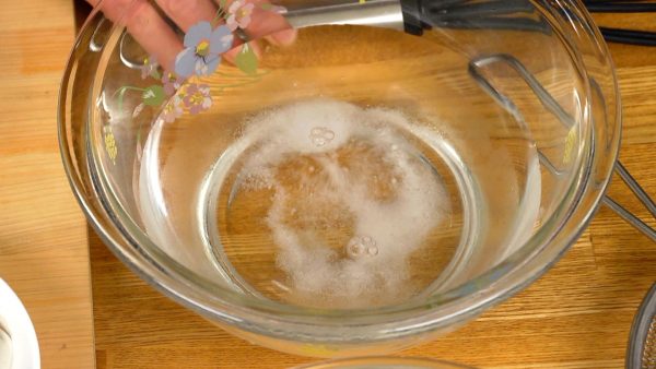 Next, let’s rinse the oysters. Dissolve the salt in a bowl of water.
