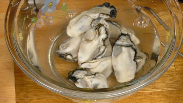 Gently rinse the oysters in the salt water and carefully remove the sand between the creases.