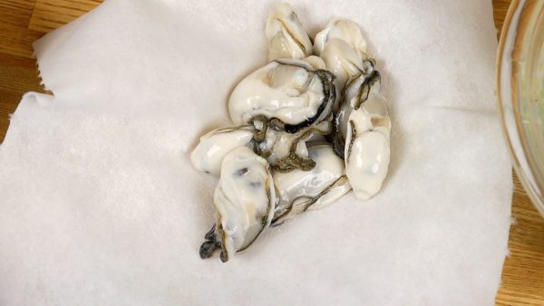 Place the oysters onto a paper towel and remove the excess moisture.