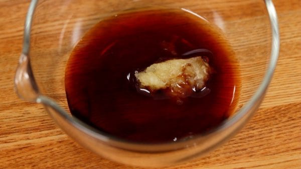 Lasst uns als Erstes die Teriyaki Sauce vorbereiten. Vermengt Soja Sauce, Saki, Mirin, Zucker und geriebenen Knoblauch und rührt das Ganze gut um. 