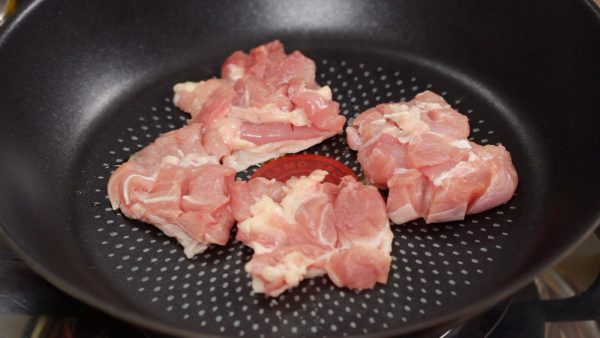 フライパンに油を適量入れて熱し、皮目を下にしてもも肉を加えます。