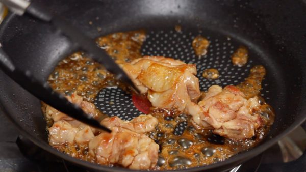 Retournez le poulet et couvrez les morceaux avec la sauce teriyaki. 