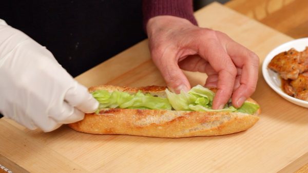 Este es pain de campagne, pan campesino francés, pero puedes usar tu pan favorito. Coloca hojas de lechuga en el pan.