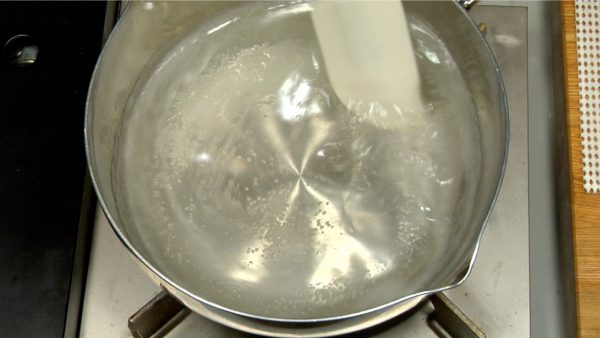 When the water reaches its boiling point, reduce the heat to low. Simmer for around 2 minutes, making sure to constantly stir the kanten in the water.