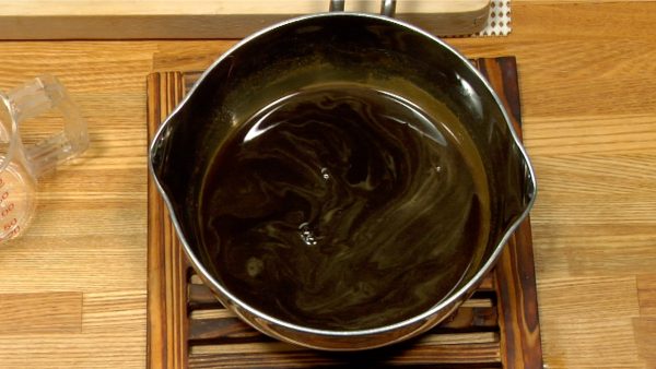 Place the pot on a trivit. When it becomes cool, place the kuromitsu in another container and sit it in the fridge.